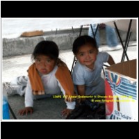 12692 127 Kinder Indiomarkt in Otavalo Ecuador 2006.jpg